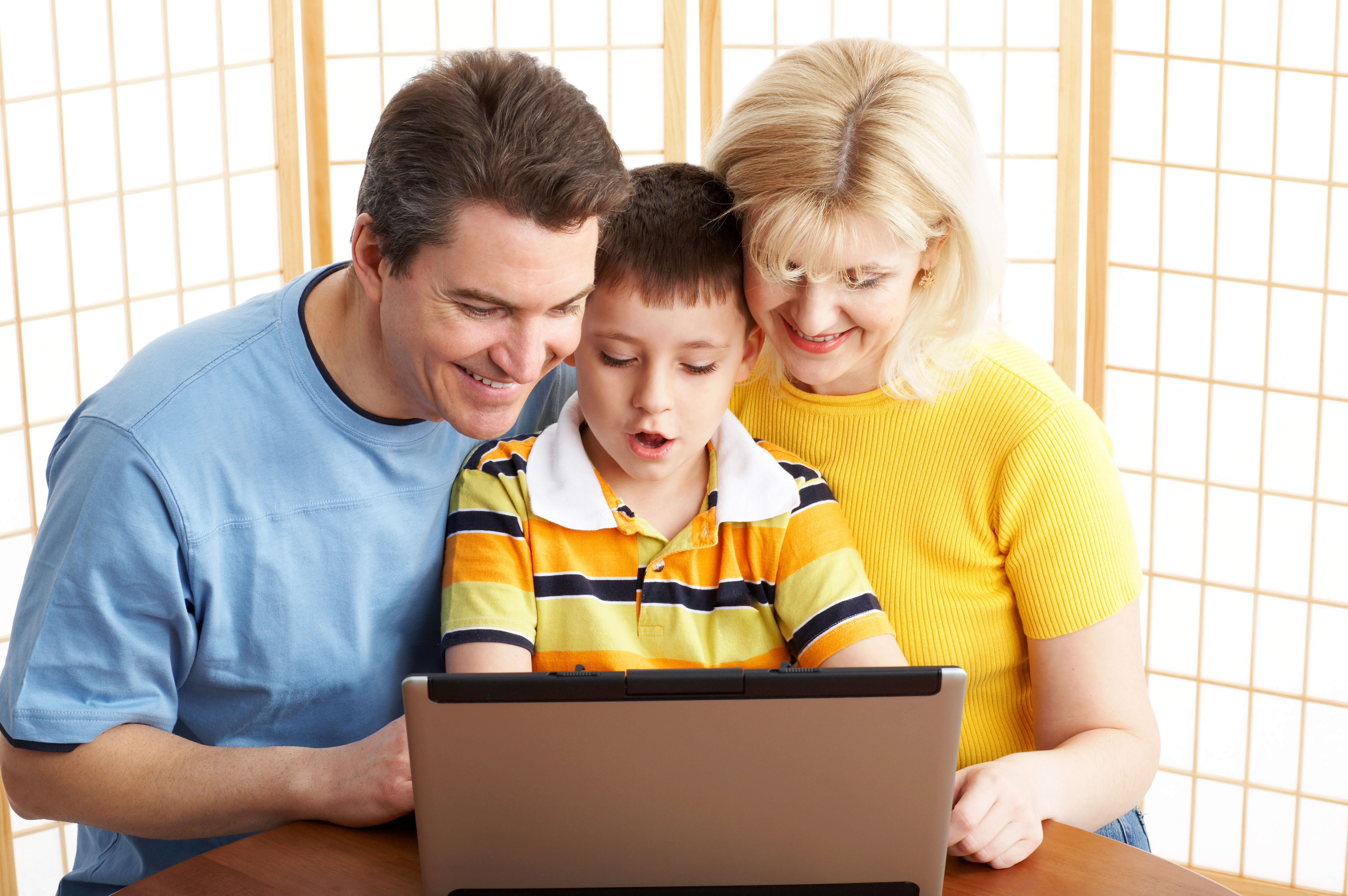 famille qui apprend à la maison avec enfant devant tablette