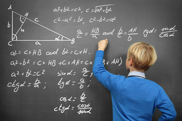 élève écrit des mathématiques enrichies au tableau